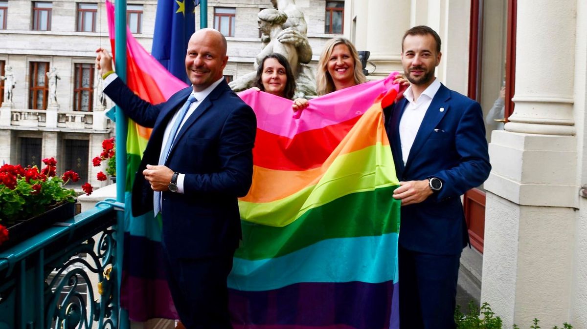 Praha vyvěsila duhovou vlajku. Podpoří 10. ročník Prague Pride